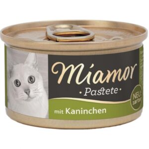 Entdecken Sie unsere besonders zarte Fleischpastete für Katzen, die alle wichtigen Nährstoffe enthält, die Ihre Katze benötigt. Diese hochwertige Pastete hat eine köstliche Textur, die selbst die wählerischsten Katzen begeistert. Dank der ausgewogenen Magnesium-Balance wird der Bildung von Struvitsteinen effektiv vorgebeugt. Unsere getreidefreie und soja-freie Rezeptur enthält keine Farb- oder Konservierungsstoffe und ist mit natürlichem Taurin angereichert. In praktischen 85g-Dosen serviert, ist dieses Alleinfuttermittel ideal für ausgewachsene Katzen. Die Nährstoffzusammensetzung umfasst 11 % Rohprotein und 6,5 % Fett, perfekt für eine gesunde Ernährung. Für eine optimale Fütterung empfehlen wir, je nach Gewicht Ihrer Katze, täglich 2 bis 3 Dosen zu geben. Gönnen Sie Ihrer Katze das Beste mit unserer hochwertigen Fleischpastete!