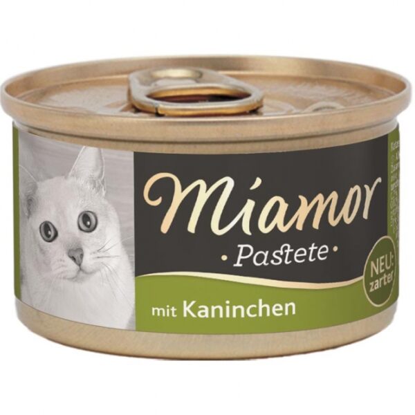 Entdecken Sie unsere besonders zarte Fleischpastete für Katzen, die alle wichtigen Nährstoffe enthält, die Ihre Katze benötigt. Diese hochwertige Pastete hat eine köstliche Textur, die selbst die wählerischsten Katzen begeistert. Dank der ausgewogenen Magnesium-Balance wird der Bildung von Struvitsteinen effektiv vorgebeugt. Unsere getreidefreie und soja-freie Rezeptur enthält keine Farb- oder Konservierungsstoffe und ist mit natürlichem Taurin angereichert. In praktischen 85g-Dosen serviert, ist dieses Alleinfuttermittel ideal für ausgewachsene Katzen. Die Nährstoffzusammensetzung umfasst 11 % Rohprotein und 6,5 % Fett, perfekt für eine gesunde Ernährung. Für eine optimale Fütterung empfehlen wir, je nach Gewicht Ihrer Katze, täglich 2 bis 3 Dosen zu geben. Gönnen Sie Ihrer Katze das Beste mit unserer hochwertigen Fleischpastete!