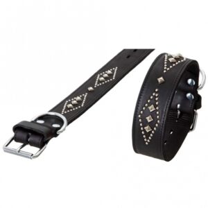 Entdecken Sie das hochwertige Lederhalsband Rondo von Karlie, das mit Ziernieten verziert ist und in elegantem Schwarz erhältlich ist. Mit einer Breite von 50 mm bietet dieses Halsband nicht nur einen stilvollen Look, sondern auch optimalen Tragekomfort für Ihren Hund. Die Rondo Serie umfasst eine große Auswahl an Halsbändern, Leinen und Geschirren, die sowohl mit als auch ohne Ziernieten erhältlich sind. Hergestellt aus robustem Vollrindleder, das in verschiedenen Farben eingefärbt wird, überzeugt das Halsband durch seine Widerstandsfähigkeit und griffige Oberfläche. Es ist leicht zu reinigen und pflegen, was es ideal für den täglichen Gebrauch macht. Einige Modelle sind zusätzlich mit weichem Nappaleder unterlegt, was für eine angenehme Geschmeidigkeit sorgt. Alle Produkte dieser Serie werden in Deutschland gefertigt und zeichnen sich durch ihre hohe Qualität und Langlebigkeit aus. Wählen Sie das Rondo Lederhalsband für Ihren Hund und genießen Sie die perfekte Kombination aus Stil und Funktionalität!