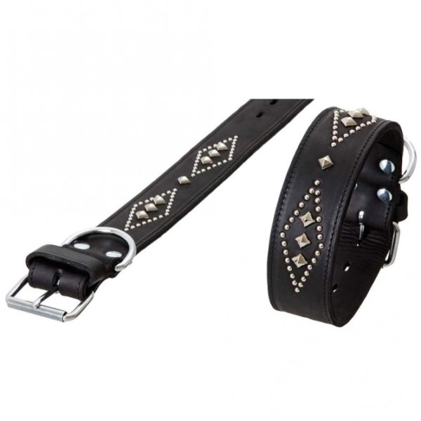 Entdecken Sie das **Lederhalsband Rondo** von Karlie, ein stilvolles und funktionales Hundehalsband in elegantem Schwarz mit einer Breite von 50 mm. Die Rondo Serie bietet eine große Auswahl an **Halsbändern**, **Leinen** und **Geschirren**, die sowohl mit als auch ohne **Ziernieten** erhältlich sind. Hergestellt aus hochwertigem **Vollrindleder**, zeichnet sich dieses Halsband durch seine Robustheit und Langlebigkeit aus. Das Leder hat einen hohen Fettanteil, was ihm eine griffige Oberfläche verleiht und die Pflege erleichtert. Dank der Verwendung von weichem **Nappaleder** ist das Halsband besonders geschmeidig und angenehm zu tragen, sowohl für den Hund als auch für den Halter. Jedes Produkt dieser Reihe wird mit Liebe zum Detail in **Deutschland** gefertigt und überzeugt durch die sorgfältige Verarbeitung erstklassiger Materialien. Genießen Sie den Komfort und die Alltagstauglichkeit des Rondo Halsbands, das durch seine **verchromten Beschläge** und die Auswahl an **Pyramiden- und Rundkopfnieten** nicht nur funktional, sondern auch ein echter Blickfang ist. Wählen Sie das **Lederhalsband Rondo** für Ihren Hund und erleben Sie die perfekte Kombination aus **hoher Qualität**, **Vielseitigkeit** und **Stil**!