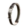 Das neue Buffalo Ultra Halsband ist die perfekte Kombination aus Eleganz und Funktionalität für Ihren Hund. Mit seiner innovativen Alu-Steckschnalle und der stufenlosen Verstellbarkeit setzt dieses Halsband neue Maßstäbe im Bereich der Lederhalsbänder. Der Hersteller Karlie hat dieses einzigartige Gebrauchsmuster patentiert, um Ihnen ein hochwertiges und langlebiges Produkt zu bieten. Dank der speziellen Scotchgard-Behandlung ist das echte Büffelleder nicht nur wasserabweisend, sondern auch besonders robust und pflegeleicht. Eine zusätzliche Nyloneinlage sorgt für optimale Stabilität und Reißfestigkeit, während das weiche Futterleder höchsten Tragekomfort für Ihren Hund gewährleistet. Hergestellt in Deutschland, ist dieses Halsband in der verstellbaren Länge von 55 bis 75 cm und einer Breite von 40 mm in den eleganten Farben Schwarz und Hellbeige erhältlich. Entscheiden Sie sich für Qualität und Stil – das Buffalo Ultra Halsband ist die beste Wahl für anspruchsvolle Hundebesitzer!