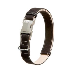 Das neue Buffalo Ultra Halsband ist ein stilvolles und innovatives Halsband aus hochwertigem Büffelleder, das mit einer praktischen Alu-Steckschnalle ausgestattet ist. Dieses stufenlos verstellbare Halsband ist eine echte Neuerung in der Welt der Lederhalsbänder und bietet eine einfache Handhabung, die bislang nur bei Nylonhalsbändern möglich war. Dank einer speziellen Scotchgard-Behandlung ist das strapazierfähige Büffelleder wasserabweisend und unempfindlich gegen Schmutz. Eine zusätzliche Nyloneinlage sorgt für hohe Stabilität und Reißfestigkeit, während das weiche Futterleder den Tragekomfort für Ihren Hund erhöht. Made in Germany, ist dieses Halsband in der Länge von 45 bis 65 cm und einer Breite von 25 mm erhältlich. Wählen Sie das elegante Design in Schwarz/Hellbeige für einen stilvollen Auftritt Ihres Vierbeiners!