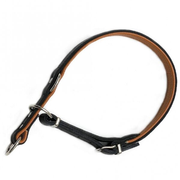 Entdecken Sie den Karlie Rondo Würger in elegantem Schwarz (23 mm, 42-45 cm) mit hochwertiger cognacfarbener Nappaleder-Unterlage. Die Rondo Serie bietet eine große Auswahl an stilvollen Halsbändern, Leinen und Geschirren, die sowohl mit als auch ohne Ziernieten erhältlich sind. Der Fokus dieser Kollektion liegt auf höchstem Tragekomfort für Ihren Hund und der Alltagstauglichkeit der Produkte. Hergestellt aus robustem Vollrindleder, das sich durch seine Widerstandsfähigkeit und griffige Oberfläche auszeichnet, ist dieser Würger nicht nur langlebig, sondern auch pflegeleicht und ideal für den täglichen Gebrauch. Das hochwertige Material hat einen hohen Fettanteil, was die Reinigung erleichtert und die Vielseitigkeit im Alltag erhöht. Die Kombination mit weichem Nappaleder sorgt für eine angenehme Geschmeidigkeit, die sowohl Ihnen als auch Ihrem Hund zugutekommt. Alle Artikel dieser Serie werden mit sorgfältiger Handwerkskunst in Deutschland gefertigt, was für höchste Qualität steht. Wählen Sie den Karlie Rondo Würger für einen stilvollen und komfortablen Auslauf mit Ihrem vierbeinigen Freund! - Material: Vollleder - Unterlage: braunes Nappaleder - Verarbeitung: genietet und abgenäht - Beschläge: verchromt - Maße: 42-45 cm Länge / 23 mm Breite Vertrauen Sie auf die Qualität von Karlie und gönnen Sie Ihrem Hund das Beste!
