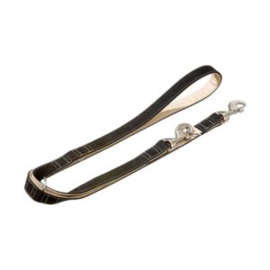 Die Buffalo Ultra Führleine ist die perfekte Wahl für Hundehalter, die Wert auf Qualität und Funktionalität legen. Diese elegante, genähte Führleine überzeugt durch neuartige Aluminium-Karabinerhaken und eine dreifache Verstellbarkeit, die eine individuelle Anpassung ermöglicht. Das hochwertige Büffelleder ist dank einer speziellen Scotchgard-Behandlung unempfindlich und wasserabweisend, während die zusätzliche Nyloneinlage für außergewöhnliche Stabilität und Reißfestigkeit sorgt. Mit ihrem weichen Futterleder liegt die Führleine angenehm in der Hand und bietet höchsten Komfort beim Spazierengehen. Hergestellt in Deutschland, stellt die Buffalo Ultra Führleine eine langlebige und stilvolle Lösung für jeden Hundebesitzer dar. Ergänzen Sie Ihr Set mit dem passenden, stufenlos verstellbaren Buffalo Ultra Halsband, das mit einem innovativen Alu-Schnellverschluss ausgestattet ist. Erhältlich in der eleganten Farbkombination Schwarz/Hellbeige, hat die Führleine eine Gesamtlänge von 200 cm und eine Breite von 25 mm – ideal für alle Hunderassen. Investieren Sie in Qualität und Stil mit der Buffalo Ultra Führleine!