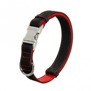 Das Buffalo Ultra Halsband ist das ideale Zubehör für stilbewusste Hundebesitzer. Dieses elegante, genähte Lederhalsband mit einer robusten Alu-Steckschnalle bietet eine stufenlose Verstellbarkeit von 40 bis 55 cm, was es zu einer echten Innovation unter Lederhalsbändern macht. Dank des praktischen Steckverschlusses aus Aluminium lässt sich das Halsband schnell und einfach anlegen – eine Funktion, die man bisher nur bei Nylonhalsbändern fand. Das hochwertige Büffelleder wurde mit einer speziellen Scotchgard-Behandlung versehen, die es wasserabweisend und unempfindlich gegen Schmutz macht. Eine zusätzliche Nyloneinlage sorgt für hohe Stabilität und Reißfestigkeit, während das weiche Futterleder für maximalen Tragekomfort sorgt. Hergestellt in Deutschland, ist das Buffalo Ultra Halsband in den Farben Schwarz/Rot erhältlich und hat eine Breite von 20 mm. Investieren Sie in Qualität und Stil für Ihren Hund!