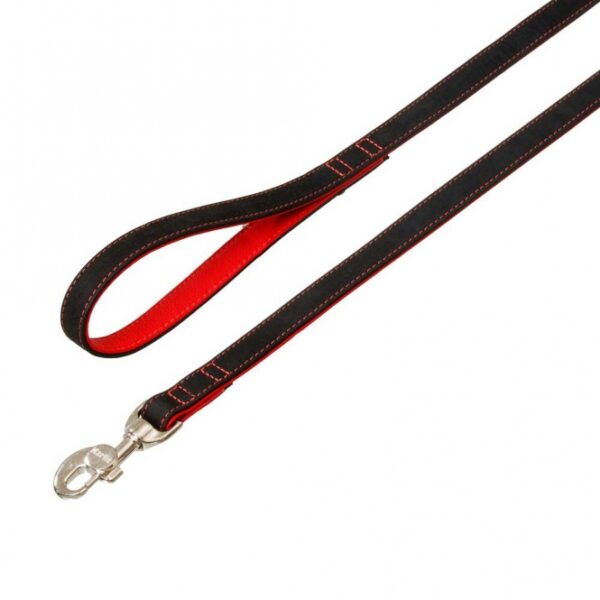 Die **Buffalo Ultra** Leine ist die perfekte Wahl für Hundebesitzer, die Wert auf Stil und Funktionalität legen. Diese elegante, genähte Leine verfügt über einen innovativen Aluminium-Karabinerhaken, der für zusätzliche Sicherheit sorgt. Dank einer speziellen Scotchgard-Behandlung ist das hochwertige Büffelleder wasserabweisend und unempfindlich gegenüber Schmutz, was sie ideal für alle Wetterbedingungen macht. Eine zusätzliche Nyloneinlage sorgt für hohe Stabilität und Reißfestigkeit, während das weiche Futterleder für einen angenehmen Griff sorgt. Hergestellt in Deutschland, vereint diese Leine höchste Qualität mit durchdachtem Design. Ergänzen Sie die Leine mit dem passenden **Buffalo Ultra Halsband**, das stufenlos verstellbar ist und einen praktischen Alu-Schnellverschluss bietet – eine wahre Innovation für Ihren Hund! Erhältlich in der Farbe Schwarz/Rot, mit einer Länge von 100 cm und einer Breite von 25 mm. Entscheiden Sie sich für die **Buffalo Ultra** Leine und genießen Sie die perfekte Kombination aus Stil, Komfort und Funktionalität!