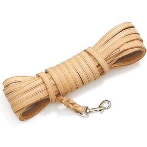 Die RONDO-Produktreihe von Karlie bietet hochwertige Halsbänder, Leinen und Geschirre aus echtem Leder, die in Deutschland hergestellt werden. Diese Produkte zeichnen sich durch ihre außergewöhnliche Strapazierfähigkeit und Langlebigkeit aus, was sie zur idealen Wahl für anspruchsvolle Hundebesitzer macht. Besonders die Suchleine, gefertigt aus genähtem und eingeflochtenem Leder, kombiniert Funktionalität mit Stil. Die verchromten Beschläge sorgen für zusätzliche Robustheit und verleihen der Leine ein elegantes Aussehen. Entscheiden Sie sich für RONDO, um Ihrem Hund die beste Ausrüstung zu bieten – langlebig, hochwertig und zeitlos schön.