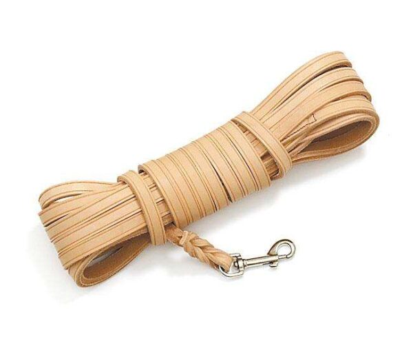 Die RONDO-Produktreihe von Karlie bietet hochwertige Halsbänder, Leinen und Geschirre aus echtem Leder, die in Deutschland hergestellt werden. Diese Produkte zeichnen sich durch ihre außergewöhnliche Strapazierfähigkeit und Langlebigkeit aus, was sie zur idealen Wahl für anspruchsvolle Hundebesitzer macht. Besonders die Suchleine, gefertigt aus genähtem und eingeflochtenem Leder, kombiniert Funktionalität mit Stil. Die verchromten Beschläge sorgen für zusätzliche Robustheit und verleihen der Leine ein elegantes Aussehen. Entscheiden Sie sich für RONDO, um Ihrem Hund die beste Ausrüstung zu bieten – langlebig, hochwertig und zeitlos schön.