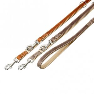 Die **Führleine Comfort** vereint schlichte Eleganz mit höchster Funktionalität und ist die perfekte Wahl für anspruchsvolle Hundebesitzer. Hergestellt aus geschmeidigem, gespaltenem **Vollleder** auf der Oberseite und weichem **Nappaleder** auf der Unterseite, bietet sie eine angenehme Haptik und höchsten Tragekomfort. Durch die sorgfältigen Produktionsschritte des Riegelns, Abnähens und Buggens entsteht ein **hochwertiges**, formbeständiges Qualitätsprodukt mit sanften Kanten, das sowohl robust als auch langlebig ist. Die **3-fach verstellbare** Leine ermöglicht individuelle Anpassungen, um optimalen Komfort für Sie und Ihren Hund zu gewährleisten. Mit einer Länge von ca. **200 cm** und einer Breite von ca. **14 mm** in stilvollem **Grau** ist diese Führleine nicht nur funktional, sondern auch ein echter Hingucker. Entscheiden Sie sich für die Führleine Comfort – für eine stilvolle und sichere Ausführung Ihrer täglichen Spaziergänge!