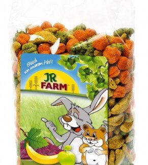 Entdecken Sie die köstlichen FRÜCHTCHEN von JR FARM – das ideale Ergänzungsfuttermittel für Zwergkaninchen, Meerschweinchen, Ratten, Hamster und Mäuse! Diese bunten Knuspersnacks sind nicht nur energiereich und leicht verdaulich, sondern bieten auch eine abwechslungsreiche Ernährung für Ihre kleinen Nager. Hergestellt aus hochwertigen Zutaten wie Mais, Weizen und Sojaöl, sind unsere FRÜCHTCHEN frei von künstlichen Konservierungsstoffen und enthalten wertvolle Nährstoffe. Mit einem Rohproteinanteil von 2,0%, Rohfett von 2,0%, Rohfaser von 2,0% und Rohasche von 4,0% sind sie die perfekte Wahl für eine gesunde und ausgewogene Ernährung. Gönnen Sie Ihren Haustieren diesen gesunden Knusperspaß und sorgen Sie für ihr Wohlbefinden!