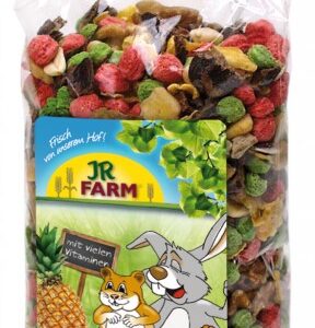 Entdecken Sie unser hochwertiges Ergänzungsfuttermittel 'Früchte-Traum', das speziell für Nager und Zwergkaninchen (außer Degus, Zwerghamster und Rennmäuse) entwickelt wurde. Dieser schmackhafte Leckerbissen kombiniert eine Vielzahl von tropischen Früchten und Nüssen, darunter aromatische Aprikosen, fruchtige Bananen und exotische Ananas, um Ihren kleinen Freunden ein unvergessliches Geschmackserlebnis zu bieten. Die Fütterungsempfehlung liegt bei bis zu 4 Teelöffeln täglich, je nach Größe Ihres Tieres, entweder pur oder im Hauptfutter vermischt. Unsere sorgfältig ausgewählte Zusammensetzung aus extrudiertem Maismehl, Maisflocken, Johannisbrot, Erdnüssen und weiteren hochwertigen Zutaten sorgt für eine ausgewogene Ernährung. Mit einem hohen Proteingehalt von 11,2% und einem Fettgehalt von 10,5% unterstützt 'Früchte-Traum' die Gesundheit und Vitalität Ihrer Nager. Verwöhnen Sie Ihre kleinen Lieblinge mit diesem günstigen und nahrhaften Snack!