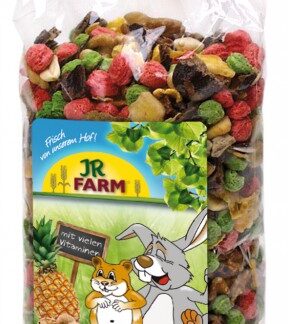 Entdecken Sie unser hochwertiges Ergänzungsfuttermittel 'Früchte-Traum', das speziell für Nager und Zwergkaninchen (außer Degus, Zwerghamster und Rennmäuse) entwickelt wurde. Dieser schmackhafte Leckerbissen kombiniert eine Vielzahl von tropischen Früchten und Nüssen, darunter aromatische Aprikosen, fruchtige Bananen und exotische Ananas, um Ihren kleinen Freunden ein unvergessliches Geschmackserlebnis zu bieten. Die Fütterungsempfehlung liegt bei bis zu 4 Teelöffeln täglich, je nach Größe Ihres Tieres, entweder pur oder im Hauptfutter vermischt. Unsere sorgfältig ausgewählte Zusammensetzung aus extrudiertem Maismehl, Maisflocken, Johannisbrot, Erdnüssen und weiteren hochwertigen Zutaten sorgt für eine ausgewogene Ernährung. Mit einem hohen Proteingehalt von 11,2% und einem Fettgehalt von 10,5% unterstützt 'Früchte-Traum' die Gesundheit und Vitalität Ihrer Nager. Verwöhnen Sie Ihre kleinen Lieblinge mit diesem günstigen und nahrhaften Snack!
