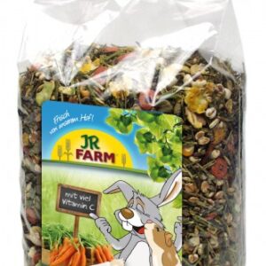 Entdecken Sie unser hochwertiges Mischfuttermittel, das speziell als Hauptfutter für Zwergkaninchen und Meerschweinchen entwickelt wurde. Dieses nahrhafte Futter sorgt für eine ausgewogene Ernährung und fördert die Gesundheit Ihrer kleinen Lieblinge. Die Fütterungsempfehlung lautet: Füllen Sie den Futternapf erst auf, wenn er fast leer ist, und geben Sie täglich nur so viel Futter, wie Ihre Tiere in 24 Stunden vollständig fressen. Vergessen Sie nicht, stets frisches Heu bereitzustellen, um die Verdauung zu unterstützen. Unsere sorgfältig ausgewählte Zusammensetzung enthält hochwertige Zutaten wie Weizen, Luzerne, Hafer und Karotten, die für eine optimale Nährstoffaufnahme sorgen. Zudem enthalten die Zusatzstoffe wichtige Vitamine wie Vitamin A, D3 und C, die das Wohlbefinden Ihrer Tiere fördern. Mit einem Proteingehalt von 12,1% und einer Rohfaser von 10,9% bietet unser Mischfuttermittel die perfekte Grundlage für eine gesunde Ernährung. Wählen Sie unser Mischfuttermittel für Zwergkaninchen und Meerschweinchen – die beste Wahl für ein glückliches und gesundes Tierleben!