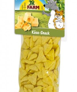 Entdecken Sie den JR FARM Käse-Snack – das ideale Ergänzungsfuttermittel für Mäuse, Hamster und Ratten! Hergestellt aus 10% hochwertigem, molkereifrischem Edamerkäse, bietet dieser Käse-Snack eine schmackhafte und nahrhafte Belohnung für Ihre kleinen Nager. Die sorgfältig ausgewählte Zusammensetzung aus Getreideextrudaten, gepopptem Mais und Bananen sorgt für eine ausgewogene Ernährung und ein besonderes Geschmackserlebnis. Mit einem Rohproteinanteil von 15,6 % und einem niedrigen Rohfettgehalt von 6,5 % ist dieser Snack nicht nur lecker, sondern auch gesund. Verwöhnen Sie Ihre Tiere mit einem Käse-Snack, der hohe Qualität und Genuss vereint – perfekt für die tägliche Fütterung!
