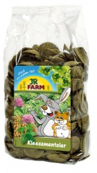 Die **JR FARM Kleesamen-Taler** sind ein hochwertiges Ergänzungsfuttermittel für Zwergkaninchen, Meerschweinchen, Ratten, Hamster und Mäuse. Diese aromatischen und knusprigen Getreidetaler enthalten frische Bockshornkleesamen, die besonders schmackhaft sind und von kleinen Nagerfreunden geliebt werden. Die sorgfältige Zusammensetzung aus Mais und Bockshornkleesamen garantiert, dass keine künstlichen Farb- oder Konservierungsstoffe enthalten sind, was für eine gesunde Ernährung sorgt. Mit einem Rohproteinanteil von 10,6 % und einem Rohfettgehalt von 1,9 % bieten die Kleesamen-Taler eine ausgewogene Nährstoffversorgung. Verwöhnen Sie Ihre Haustiere mit diesem leckeren und natürlichen Snack, der für Freude und Abwechslung im Futterangebot sorgt!