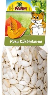 Entdecken Sie die hochwertigen **Pure Kürbiskerne** von JR FARM – das ideale Einzelfuttermittel für Zwergkaninchen, Meerschweinchen, Ratten, Hamster und Mäuse. Diese naturbelassenen, schonend getrockneten Kürbiskerne bieten eine vielseitige und ausgewogene Ernährung für Ihre kleinen Haustiere. Zusammensetzung: 100% Kürbiskerne – ohne Zusatzstoffe, für eine gesunde Fütterung. Hergestellt in Bayern garantiert JR FARM höchste Qualität, da viele Rohstoffe direkt im eigenen landwirtschaftlichen Betrieb geerntet werden. Die Liebe zu den Tieren und das tägliche Engagement fließen in die Entwicklung neuer, gesunder Leckerbissen ein, die artgerechte Ernährung unterstützen. Wählen Sie die besten Kürbiskerne für das Wohlbefinden Ihrer Haustiere und fördern Sie ihre Gesundheit mit diesem natürlichen Snack!