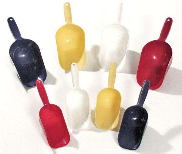 Entdecken Sie unsere vielseitige Mehrzweckschaufel, die sich perfekt für die Fütterung von Tieren und das Verteilen von Einstreu eignet. Mit einem großzügigen Fassungsvermögen von 600 ml ermöglicht sie eine einfache und effiziente Handhabung. Diese Schaufel ist aus hochwertigem Material gefertigt und bietet Ihnen eine langlebige Lösung für Ihre täglichen Aufgaben im Stall oder Garten. Bitte beachten Sie, dass die Farbwahl automatisch erfolgt, abhängig vom aktuellen Lagerbestand. Entscheiden Sie sich für Qualität und Funktionalität mit unserer praktischen Mehrzweckschaufel!