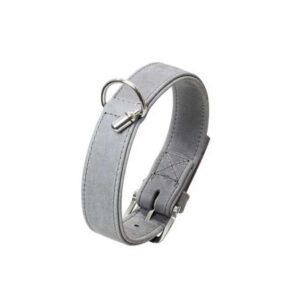 Entdecken Sie die edlen Buffalo Denim Halsbänder aus hochwertigem Kalbsleder, die für Stil und Langlebigkeit stehen. Jedes Halsband ist sorgfältig abgenäht und mit robusten, verchromten Beschlägen versehen, was nicht nur für eine ansprechende Optik sorgt, sondern auch die Haltbarkeit erhöht. Dank des wasserabweisenden Materials bleibt das Halsband auch bei nassen Bedingungen in einwandfreiem Zustand und bietet somit eine besonders lange Lebensdauer. Mit einer Gesamtlänge von ca. 35 cm und einer Breite von ca. 17 mm passt es perfekt für mittelgroße Hunde. Inklusive praktischer Adresstube für mehr Sicherheit. Wählen Sie das graue Buffalo Denim Halsband für Ihren vierbeinigen Freund und setzen Sie auf hohe Qualität und zeitloses Design.