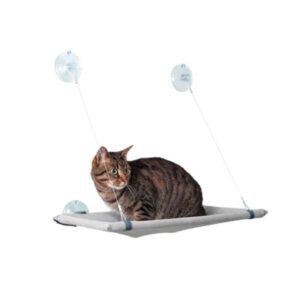 Der **Window Lounger** ist die perfekte Lösung für einen komfortablen Liegeplatz Ihrer Katze. Diese innovative Liegefläche muss nicht kompliziert an Heizkörpern oder Wänden montiert werden, sondern lässt sich einfach mit starken Saugnäpfen an der Fensterscheibe befestigen. Mit einer maximalen Tragkraft von bis zu 12 kg bietet der Window Lounger Ihrer Samtpfote einen sicheren Platz, um die Umgebung drinnen und draußen zu beobachten. Die handgefertigte Liegefläche ist in elegantem Grau gehalten und hat die Maße von ca. 51,5 x 31 x 2,5 cm (LxBxH). Bitte beachten Sie, dass die Fensterscheibe vor der Montage sauber sein muss. Dieser hochwertige Schlafplatz ist die ideale Wahl für Katzenliebhaber, die ihren Haustieren einen gemütlichen und praktischen Rückzugsort bieten möchten.
