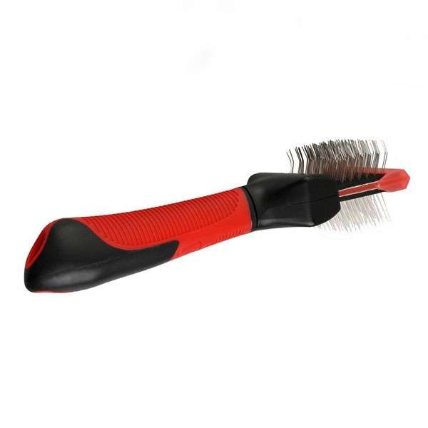 Die Professional Soft-Zupfbürste von Karlie Flamingo ist das perfekte Werkzeug für die schonende Fellpflege Ihres Hundes. Mit geraden Metallborsten auf der Vorderseite und gebogenen Borsten auf der Rückseite entfernt diese hochwertige Bürste effektiv Staub, Schmutz sowie lose Haare und Unterwolle. Die extra weichen und flexiblen Metallborsten sorgen für ein angenehmes Bürsten-Erlebnis, während der ergonomisch geformte Anti-Rutsch-Softgriff ein komfortables Handling ermöglicht. Diese praktische und langlebige Bürste in den Farben Rot-Schwarz hat die Maße von ca. 20 x 4,5 x 4,5 cm (LxBxH) und ist ideal für jeden Hundebesitzer, der Wert auf eine optimale Fellpflege legt. Investieren Sie in die beste Pflege für das Fell Ihres Hundes mit dieser professionellen Zupfbürste!