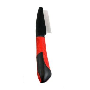 Der Karlie Flamingo Professional Flohkamm ist das ideale Werkzeug für die sichere und effektive Bekämpfung von Flöhen bei Ihrem Haustier. Mit seinem ergonomisch geformten Anti-Rutsch-Softgriff liegt der Flohkamm perfekt in der Hand und sorgt für eine angenehme Anwendung. Die kompakten Maße von ca. 21 x 4,5 x 3 cm und das leichte Gewicht von etwa 61 g machen ihn besonders handlich und praktisch für den täglichen Gebrauch. In einem ansprechenden Rot-Schwarz-Design ist dieser Flohkamm nicht nur funktional, sondern auch stilvoll. Vertrauen Sie auf die hohe Qualität des Karlie Flamingo Flohkamm, um das Wohlbefinden Ihres Haustieres zu fördern und lästige Flöhe effektiv zu entfernen!