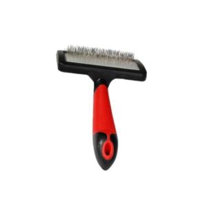Entdecken Sie die professionelle Zupfbürste von Karlie Flamingo, die perfekte Wahl für die optimale Fellpflege Ihres Hundes. Diese hochwertige Zupfbürste ist mit flexiblen Borsten ausgestattet, die sanft Staub, Schmutz sowie lose Haare und Unterwolle entfernen. Der ergonomisch geformte Anti-Rutsch-Softgriff sorgt für einen komfortablen Halt während der Anwendung. Mit einer Größe von ca. 19 x 12 x 5 cm und einem Gewicht von nur 113 g ist sie leicht und handlich. Die ansprechende rot-schwarze Farbgestaltung macht die Bürste zudem zu einem stilvollen Accessoire für die Hundepflege. Investieren Sie in die beste Pflege für das Fell Ihres Hundes mit dieser praktischen und effektiven Zupfbürste!