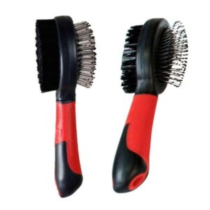 Die professionelle 2 in 1-Bürste von Karlie Flamingo ist das perfekte Werkzeug für die optimale Fellpflege Ihres Hundes. Mit einer hochwertigen Borstenbürste auf der Vorderseite sorgt sie für ein strahlend glänzendes Fell, während die Stiftbürste auf der Rückseite ideal zum sanften Entwirren von verfilztem Fell geeignet ist. Der ergonomisch geformte Anti-Rutsch-Softgriff gewährleistet eine bequeme Handhabung, sodass das Bürsten für Sie und Ihren Hund zu einem angenehmen Erlebnis wird. Mit einer Größe von ca. 22,5 x 6,5 x 6,5 cm und einem Gewicht von nur 132 g ist diese Bürste leicht zu handhaben und perfekt für die tägliche Fellpflege geeignet. Wählen Sie die Karlie Flamingo Bürste in rot-schwarz für eine einfache und effektive Pflege Ihres vierbeinigen Freundes!