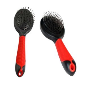 Die professionelle Stiftbürste von Karlie Flamingo ist das ideale Werkzeug, um das Fell Ihres Haustieres effektiv von Staub, Schmutz und losen Haaren zu befreien. Mit ihrem ergonomisch geformten Anti-Rutsch-Softgriff liegt sie perfekt in der Hand und sorgt für eine angenehme Anwendung. Diese hochwertige Bürste in der ansprechenden Farbe Rot-Schwarz hat die Maße von ca. 20,5 x 6 x 4,5 cm (LxBxH) und ist somit kompakt und handlich. Entdecken Sie die Vorteile dieser praktischen Bürste und genießen Sie die einfache Fellpflege für Ihr Haustier – die perfekte Lösung für alle Tierliebhaber, die Wert auf Qualität und Benutzerfreundlichkeit legen!