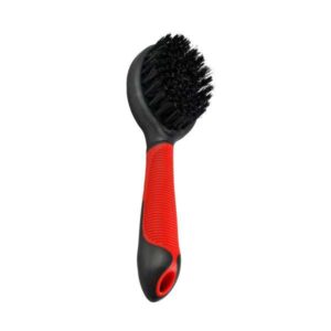 Die professionelle Borstenbürste ist das ideale Werkzeug, um Staub, Schmutz und lose Haare effektiv zu entfernen und das Fell Ihres Hundes strahlend und gesund zu halten. Mit ihrem ergonomisch geformten Griff aus einem weichen Materialmix liegt die Bürste perfekt in der Hand und sorgt für ein angenehmes Bürsten-Erlebnis. Diese hochwertige Bürste in den Farben rot und schwarz hat die Maße von ca. 20,5 x 6 x 4 cm (LxBxH) und ist somit handlich und praktisch für den täglichen Gebrauch. Investieren Sie in die Pflege Ihres Hundes mit dieser leistungsstarken Borstenbürste, die sowohl für das Wohlbefinden Ihres Haustiers als auch für eine einfache Handhabung konzipiert wurde.