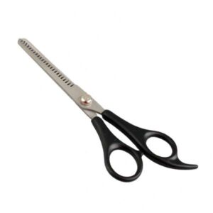 Die beidseitige Effilierschere ist das ideale Werkzeug zum Ausdünnen und Stylen von Fell, perfekt für Haustierbesitzer und professionelle Hundefriseure. Mit dieser hochwertigen Schere können Sie selbst stark verfilzte Haare mit Leichtigkeit und Präzision schneiden. Die elegante schwarze Farbe und die handlichen Maße von ca. 17 x 6 cm (LxB) machen sie nicht nur funktional, sondern auch stilvoll. Investieren Sie in diese Effilierschere, um das beste Ergebnis beim Trimmen und Frisieren Ihres Tieres zu erzielen. Hochwertige Verarbeitung und Benutzerfreundlichkeit zeichnen dieses Produkt aus und garantieren eine lange Lebensdauer.