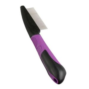 Der Karlie Flamingo Professional Kamm ist der ideale Pflegehelfer für Ihr Haustier. Mit seinen groben Zinken entfernt er sanft Staub, Schmutz und lose Haare, sodass Ihr Tier immer sauber und gepflegt aussieht. Der ergonomisch geformte Anti-Rutsch-Softgriff sorgt für einen sicheren Halt und ein angenehmes Handling während der Anwendung. Mit den kompakten Maßen von ca. 21 x 5 x 3 cm (LxBxH) ist dieser Kamm perfekt für die tägliche Pflege geeignet. Die ansprechende Farbkombination in Lila-Schwarz macht ihn zudem zu einem stilvollen Accessoire für jeden Tierliebhaber. Investieren Sie in die hochwertige Qualität des Karlie Flamingo Kamms und genießen Sie die einfache und effektive Pflege Ihres Haustieres!