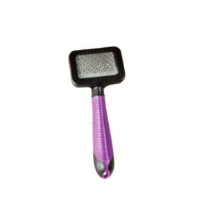 Die professionelle Zupfbürste von Karlie Flamingo ist das perfekte Werkzeug für die optimale Fellpflege Ihrer Katze. Mit ihren flexiblen Borsten und dem ergonomisch geformten Anti-Rutsch-Softgriff sorgt sie für ein angenehmes und effektives Bürsten. Diese hochwertige Zupfbürste entfernt schonend Staub, Schmutz sowie lose Haare und Unterwolle, was sie zum idealen Zubehör für Katzenbesitzer macht. Mit einer Größe von ca. 17,5 x 7 x 4 cm und einem Gewicht von nur ca. 69 g ist sie handlich und leicht zu verstauen. Die stilvolle Farbkombination in lila-schwarz macht die Bürste zudem zu einem attraktiven Pflegewerkzeug. Investieren Sie in die beste Fellpflege für Ihre Katze und genießen Sie die Vorteile dieser praktischen Zupfbürste!
