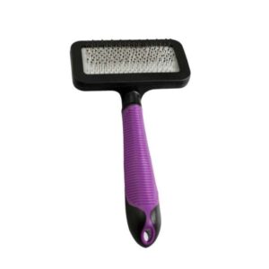 Die professionelle Zupfbürste von Karlie Flamingo ist das perfekte Werkzeug für die optimale Fellpflege Ihrer Katze. Mit ihren flexiblen Borsten und dem ergonomisch geformten Anti-Rutsch-Softgriff sorgt sie für eine sanfte und effektive Entfernung von Staub, Schmutz sowie losem Fell und Unterwolle. Diese hochwertige Zupfbürste ist ideal für Katzenbesitzer, die Wert auf eine gründliche und schonende Pflege legen. Mit einer kompakten Größe von ca. 17,5 x 10 x 4 cm und einem leichten Gewicht von ca. 77 g ist sie zudem äußerst handlich und einfach zu bedienen. Die stilvolle Farbkombination in lila-schwarz macht sie zu einem attraktiven Accessoire für Ihre Haustierpflege. Investieren Sie in die beste Fellpflege für Ihre Katze mit der Karlie Flamingo Zupfbürste!