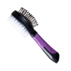 Die professionelle 2 in 1-Bürste von Karlie Flamingo ist das ideale Werkzeug für die optimale Fellpflege Ihrer Katze. Auf der Vorderseite befindet sich eine hochwertige Borstenbürste, die dem Fell einen strahlend glänzenden Look verleiht, während die Stiftbürste auf der Rückseite perfekt geeignet ist, um Verfilzungen sanft zu entwirren. Mit ihrem ergonomisch geformten Anti-Rutsch-Softgriff liegt die Bürste angenehm in der Hand und sorgt für ein müheloses Grooming-Erlebnis. Die kompakten Maße von ca. 21 x 6 x 6 cm (LxBxH) und die ansprechende Farbkombination Lila-Schwarz machen diese Bürste nicht nur funktional, sondern auch stylisch. Investieren Sie in die Gesundheit und das Wohlbefinden Ihrer Katze mit dieser praktischen und effektiven Fellpflegebürste!