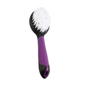 Die hochwertige Softbürste für Katzen ist mit besonders weichen und flexiblen Borsten ausgestattet, die Staub, Schmutz und lose Haare sanft entfernen und das Fell Ihrer Katze glänzend und gepflegt aussehen lassen. Dank des ergonomisch geformten Anti-Rutsch-Softgriffs liegt die Bürste perfekt in der Hand und sorgt für ein angenehmes Bürsten-Erlebnis. Diese praktische Katzenbürste in Lila-Schwarz hat die Maße von ca. 20,5 x 6 x 4,5 cm (LxBxH) und ist ideal für die tägliche Fellpflege. Investieren Sie in die beste Pflege für Ihre Katze und genießen Sie die Vorteile einer einfachen und effektiven Reinigung!
