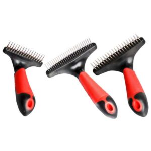 Die **Karlie Flamingo Professional Unterfellharke** ist das ideale Werkzeug für Tierliebhaber, die das **lose Unterfell** ihrer Haustiere schonend entfernen möchten, ohne das gesunde Oberfell zu beschädigen. Mit ihrem **ergonomisch geformten Anti-Rutsch-Softgriff** liegt die Harke perfekt in der Hand und sorgt für eine komfortable Anwendung. Die kompakten Maße von ca. **15,5 x 8,5 x 5 cm** und das leichte Gewicht von nur ca. **91 g** machen sie zu einem praktischen Begleiter für die Fellpflege. Mit einer Zinkenlänge von ca. **18 mm** und insgesamt **16 Zinken** entfernt sie effektiv lose Haare und sorgt für ein gepflegtes Erscheinungsbild. Die elegante **Rot-Schwarz**-Farbkombination rundet das hochwertige Design ab. Investieren Sie in die **beste Unterfellharke** für eine sanfte und gründliche Fellpflege!