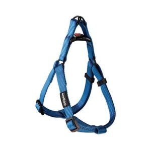 Das DogX2Go Geschirr überzeugt durch seine komfortable Handhabung, die das Anlegen zum Kinderspiel macht. Hergestellt aus 100% hochwertigem Polyamid und ausgestattet mit robusten Metallbeschlägen in elegantem „deeply black Eloxal“, bietet es nicht nur Langlebigkeit, sondern auch Stil. Der Verschluss aus 100% reinem POM sorgt mit seiner Sicherheitssperrfunktion für zusätzlichen Schutz. Mit der innovativen Zugentlastung ist das Geschirr besonders schonend für den Hund. Verfügbar in Größe L (Brustumfang 54-85 cm, Breite 25 mm) und in der attraktiven Farbe Blau, ist das DogX2Go Geschirr die perfekte Wahl für anspruchsvolle Hundebesitzer, die Wert auf Qualität und Komfort legen.
