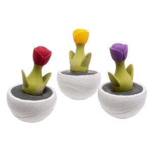 Die Launch Flower ist ein hochwertiges Latex-Spielzeug, das ideal zum Kauen und Werfen für Ihren Hund geeignet ist. Mit ihrer innovativen Balancefunktion bleibt das Spielzeug ständig in Bewegung, was es besonders spannend und unterhaltsam für Ihren vierbeinigen Freund macht. Zudem besticht die Launch Flower durch ihr einzigartiges Blumen-Design, das sich hervorragend als Gartendekoration einsetzen lässt. Die Maße betragen ca. 10 x 10 x 21 cm (LxBxH), und das Spielzeug ist in verschiedenen Farben erhältlich – die genaue Farbwahl hängt jedoch vom Lagerbestand ab. Fördern Sie das Spielvergnügen und die Aktivität Ihres Hundes mit diesem vielseitigen und ansprechenden Spielzeug!