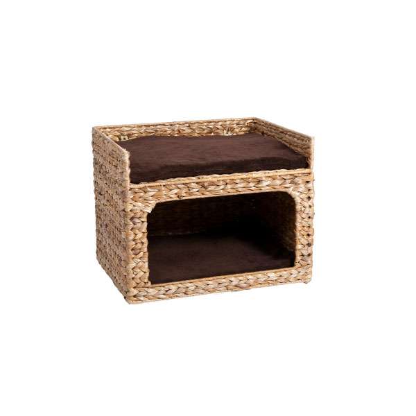 Die **Banana-Leaf De Luxe Dreambox** ist ein hochwertiges Möbelstück aus einem wiederentdeckten Naturwerkstoff, der in vielen Kulturen eine zentrale Rolle spielt. Diese einzigartigen **Banana-Leaf Möbel** werden in kunstvoller Handarbeit geflochten und verleihen jedem Raum eine besondere Ausstrahlung. Der natürliche Charakter der Blätter sorgt dafür, dass sich sowohl Menschen als auch Tiere geborgen und entspannt fühlen. Mit ihren runden, eleganten Formen bereichert die Dreambox das Wohnambiente und bietet zwei gemütliche Schlafplätze, die individuell an der Wand fixiert oder einfach aufgestellt werden können. Die herausnehmbaren Plüschkissen sorgen für zusätzlichen Komfort. Maße: ca. 44 x 34 x 35 cm (LxBxH). Entdecken Sie die perfekte Kombination aus Design und Funktionalität mit der Banana-Leaf De Luxe Dreambox – ideal für Tierliebhaber und alle, die Wert auf **hohe Qualität** legen.