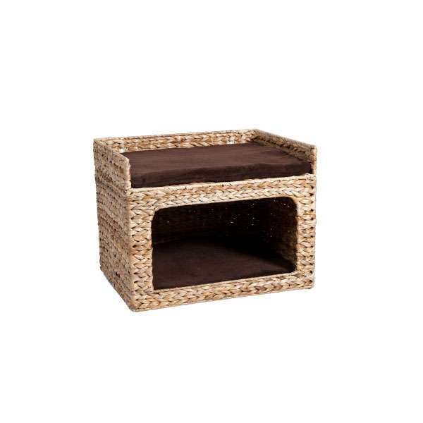 Die **Banana-Leaf De Luxe Dreambox** ist ein hochwertiges Möbelstück aus einem wiederentdeckten Naturwerkstoff, der in vielen Kulturen eine zentrale Rolle spielt. Diese einzigartigen **Banana-Leaf Möbel** werden in kunstvoller Handarbeit geflochten und verleihen jedem Raum eine besondere Ausstrahlung. Der natürliche Charakter der Blätter sorgt dafür, dass sich sowohl Menschen als auch Tiere geborgen und entspannt fühlen. Mit ihren runden, eleganten Formen bereichert die Dreambox das Wohnambiente und bietet zwei gemütliche Schlafplätze, die individuell an der Wand fixiert oder einfach aufgestellt werden können. Die herausnehmbaren Plüschkissen sorgen für zusätzlichen Komfort. Maße: ca. 44 x 34 x 35 cm (LxBxH). Entdecken Sie die perfekte Kombination aus Design und Funktionalität mit der Banana-Leaf De Luxe Dreambox – ideal für Tierliebhaber und alle, die Wert auf **hohe Qualität** legen.