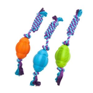 Dieses hochwertige Spielzeug aus Gummi mit einem robusten Baumwollseil ist ideal für spielerische Momente mit Ihrem Hund. Es massiert sanft das Zahnfleisch und sorgt gleichzeitig für eine gründliche Zahnreinigung während des Spielens und Zerrens. Mit einer Gesamtlänge von 38 cm und einer Ballgröße von ca. 11 x 7 cm ist dieses Spielzeug perfekt für Hunde aller Größen. Bitte beachten Sie, dass die Farben variieren können und eine Farbauswahl nicht möglich ist, da wir nach Lagerbestand liefern. Gönnen Sie Ihrem vierbeinigen Freund dieses vielseitige und langlebige Spielzeug für mehr Spaß und Gesundheit!