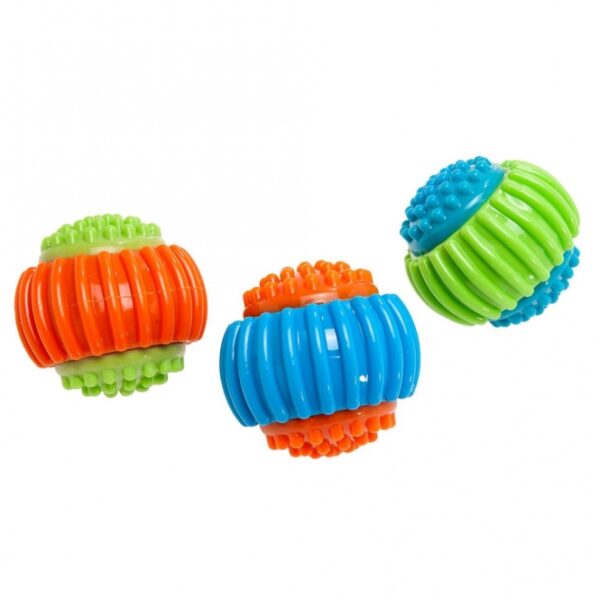 Dieser langlebige und zahnfreundliche Spielzeugartikel aus nicht-toxischem Thermo Plastic Rubber Material ist die perfekte Wahl für Ihren Hund. Mit einem Durchmesser von ca. 11 cm ist er ideal für kleine bis mittelgroße Hunde und bietet stundenlangen Spielspaß. Dank seiner Schwimmfähigkeit und Witterungsbeständigkeit eignet sich dieses Spielzeug sowohl für drinnen als auch für draußen. Bitte beachten Sie, dass die Farben variieren und je nach Lagerbestand ausgewählt werden. Investieren Sie in dieses hochwertige, sichere und extrem haltbare Hundespielzeug für unvergessliche Abenteuer mit Ihrem vierbeinigen Freund!