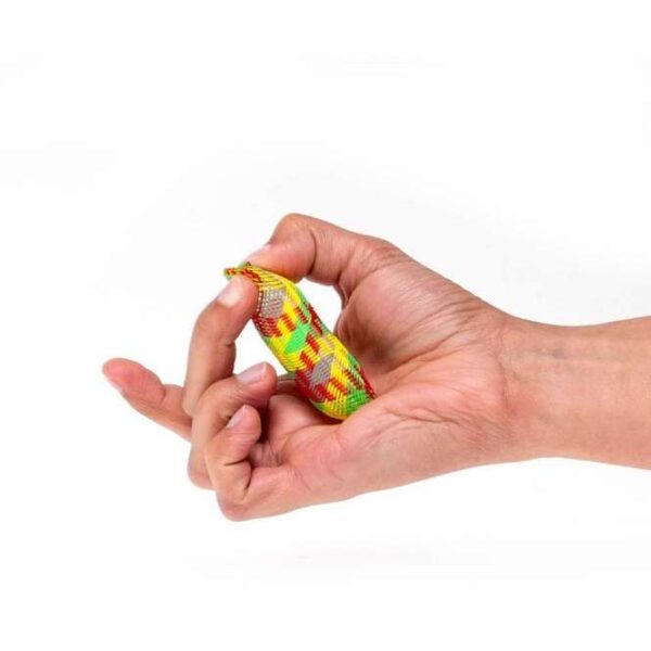 Das lustige Katzenspielzeug Zoing ist ein flexibles Röhrenspielzeug, das aus hochwertigem, farbenfrohem Meshgewebe hergestellt ist. Mit einer Länge von ca. 12,7 cm bietet es aufregenden Spielspaß für Ihre Katze. Einfach zusammendrücken und loslassen – das Röhrchen schnellt bis zu 5 Meter in die Höhe und sorgt für einen spannenden Überraschungseffekt! Dieses Spielzeug fördert die Aktivität und den Spieltrieb Ihrer Katze und ist ideal für stundenlangen Spaß. Im Set sind zwei Stück enthalten, sodass Ihre Katze gleich doppelt Freude hat. Günstig und von hoher Qualität – das perfekte Geschenk für jeden Katzenliebhaber!