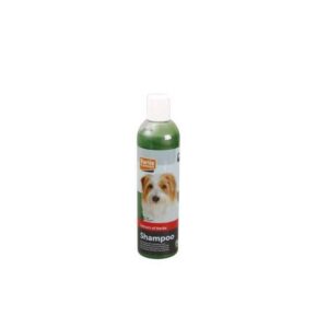 Unser hochwertiges Kräuter-Shampoo ist die ideale Lösung für empfindliche Haut und fettiges Fell. Es beruhigt und erfrischt die Haut, während es gleichzeitig sanft reinigt und pflegt. Mit einer speziellen Formel aus natürlichen Inhaltsstoffen bietet dieses Shampoo eine hohe Qualität, die Ihr Haustier lieben wird. Der Inhalt von 300 ml sorgt für eine langanhaltende Anwendung und ist perfekt für regelmäßige Pflege. Gönnen Sie Ihrem Liebling die beste Pflege mit unserem Kräuter-Shampoo – für ein gesundes und strahlendes Fell!