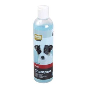 Dieses milde Welpenshampoo ist die ideale Wahl für die sanfte Reinigung der empfindlichen Haut Ihres kleinen Freundes. Mit einem Inhalt von 300 ml bietet es eine hochwertige Pflege, die speziell für die Bedürfnisse von Welpen entwickelt wurde. Die sorgfältig ausgewählten Inhaltsstoffe, darunter 5-15% anionische Tenside und unter 5% nichtionische sowie amphotere Tenside, sorgen für eine effektive, aber schonende Reinigung. Darüber hinaus enthält es Hydroxypropyl Guar Hydroxypropyltrimonium Chloride und angenehme Duftstoffe, die das Badeerlebnis für Sie und Ihren Welpen angenehm machen. Wählen Sie dieses Shampoo für eine sanfte, sichere und effektive Pflege Ihres Welpen – für ein gesundes und glänzendes Fell!