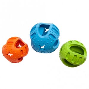Der Ruffus Stuff'n Bouncer ist ein hochwertiges Spielzeug, das mit einem beeindruckenden Naturkautschukanteil von über 50% gefertigt ist. Dank seiner einzigartigen Form bietet dieser Bouncer zahlreiche Spielmöglichkeiten und sorgt für unendlichen Spaß für Kinder jeden Alters! Mit einem Durchmesser von ca. 9,5 cm ist er perfekt für kleine Hände geeignet und fördert die motorischen Fähigkeiten. Der Ruffus Stuff'n Bouncer ist in verschiedenen Farben erhältlich, wobei die genaue Farbwahl je nach Lagerbestand erfolgt. Erleben Sie die hohe Qualität und den Spielspaß, den dieses vielseitige Spielzeug bietet – ideal für drinnen und draußen!