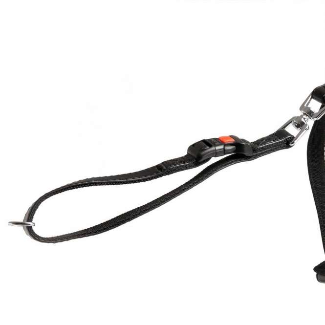 Dieser hochwertige Sicherheitsgurt aus schwarzem Kunstleder ist speziell für Hunde konzipiert und kann auch als Geschirr verwendet werden. Er bietet die einfachste Möglichkeit, Mensch und Tier während der Autofahrt zu schützen. Mit diesem Hunde-Sicherheitsgurt ist Ihr Haustier optimal gesichert und verhindert ein Herausspringen bei offener Tür oder Fenster, sodass Ihr Hund sicher an seinem Platz bleibt. Die praktischen Safety-Click Verschlüsse und die weiche Polsterung im Brustbereich sorgen für zusätzlichen Komfort. Das Geschirr wird einfach am vorhandenen Sicherheitsgurt befestigt und ist für alle gängigen Fahrzeugtypen geeignet – ein zusätzlicher Adapter ist nicht nötig. Erhältlich in der Farbe Schwarz und in Größe L für einen Brustumfang von ca. 50 - 70 cm, ist dieser Sicherheitsgurt eine ideale Lösung für alle Hundebesitzer, die Wert auf Sicherheit und Qualität legen.