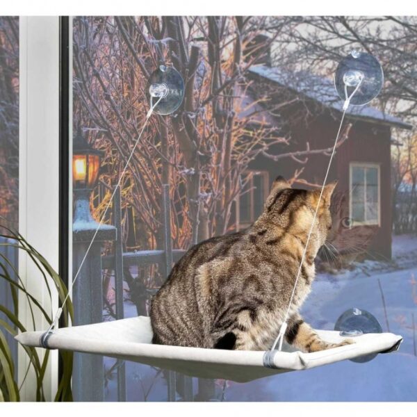 Der Window Lounger ist die perfekte Lösung für einen komfortablen Liegeplatz Ihrer Katze. Dieser innovative Schlafplatz wird einfach mit starken Saugnäpfen an der Fensterscheibe befestigt – eine komplizierte Montage an Heizkörpern oder Wänden ist nicht nötig. Mit einer Tragfähigkeit von bis zu 12 kg bietet der Window Lounger Ihrer Samtpfote einen fantastischen Ausblick nach drinnen und draußen. Der abnehmbare Bezug aus hochwertigem Plüsch in Lammfell-Optik ist bei 30°C waschbar, was die Pflege sehr einfach macht. Mit den kompakten Maßen von ca. 51,5 x 31 x 2,5 cm (LxBxH) passt er in jedes Fenster und verwandelt jeden Raum in einen gemütlichen Rückzugsort für Ihre Samtpfote. Gönnen Sie Ihrer Katze diesen einzigartigen Fensterplatz und erleben Sie, wie sie ihn lieben wird!