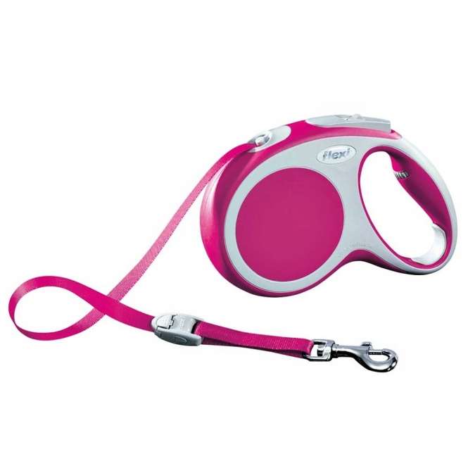 Die hochwertige Gurt-Roll-Leine von Flexi ist der perfekte Begleiter für Hundebesitzer, die Wert auf Sicherheit und Komfort legen. Ausgestattet mit einem innovativen Kurzhub-Bremssystem und einem praktischen Gurtauslaufsystem, ermöglicht diese Leine eine einfache Handhabung und Kontrolle. Der ergonomische Softgriff mit Griffgrößen-Einstellung sorgt für einen angenehmen Halt, selbst bei längeren Spaziergängen. Mit einer Länge von 5 m ist sie ideal für Hunde bis zu 25 kg und in vielen modernen Farben, darunter das auffällige Pink, erhältlich. Zudem lässt sich die Leine mit praktischem Zubehör von Flexi erweitern, was sie zu einer vielseitigen Wahl für jeden Hundeliebhaber macht.