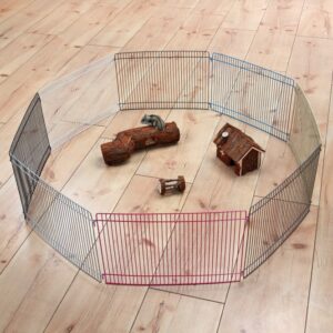 Dieser hochwertige Hamsterkäfig aus lackiertem Metall ist ideal für die Nutzung im Haus und bietet Ihrem kleinen Freund den notwendigen Freiraum zum Spielen und Erkunden. Mit seinen 8 Elementen, jeweils 34 × 23 cm groß, lässt sich der Käfig individuell anpassen und erweitern, um zusätzlichen Platz für Ihr Haustier zu schaffen. Die durchdachte Konstruktion sorgt nicht nur für Sicherheit, sondern auch für eine ansprechende Optik in Ihrem Wohnraum. Die Maße des Käfigs betragen ø 86 × 23 cm, was ihn zu einer praktischen und funktionalen Lösung für Hamsterbesitzer macht. Investieren Sie in diesen Käfig, um Ihrem Tier ein glückliches und gesundes Leben zu ermöglichen – der perfekte Rückzugsort für Ihren Hamster!